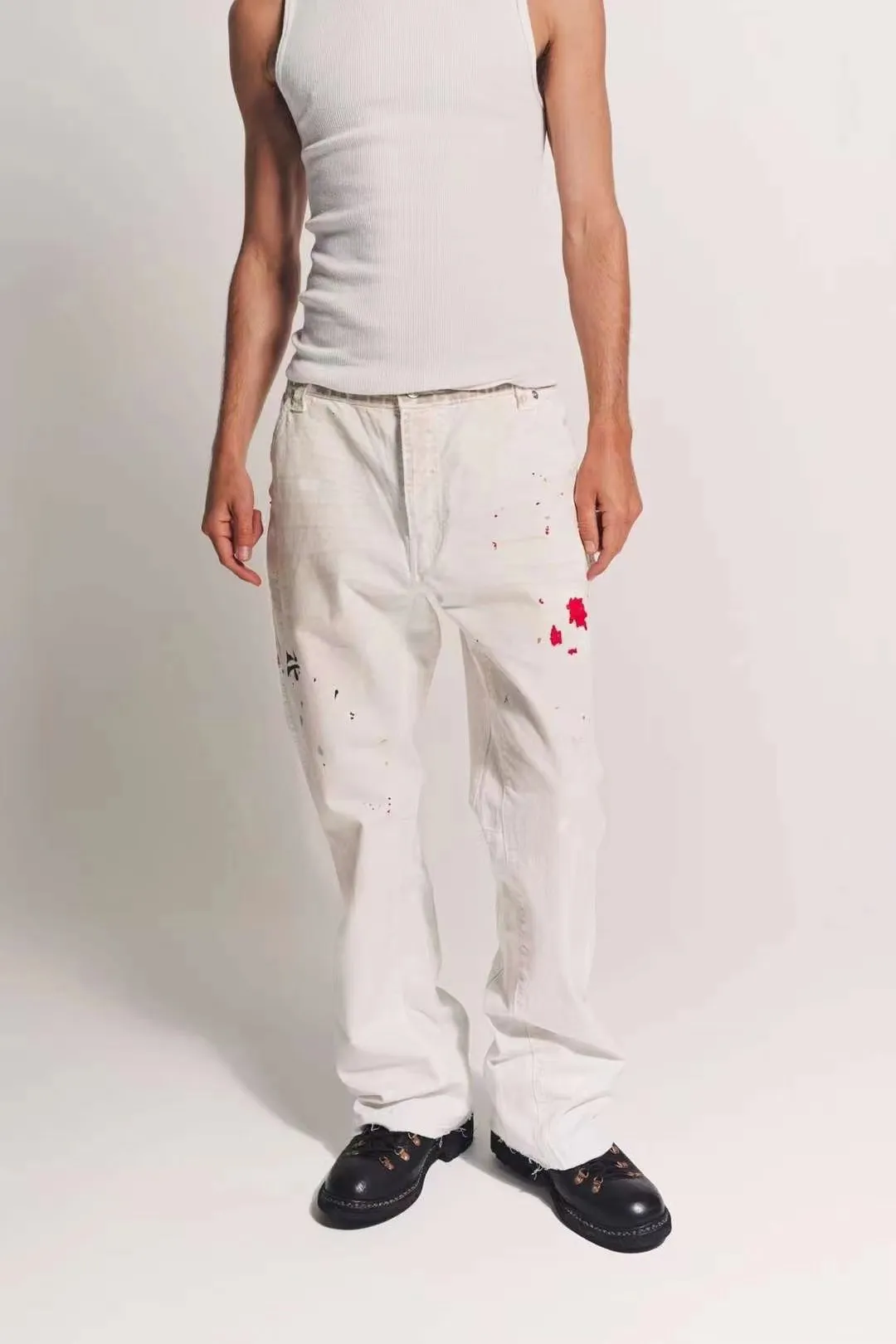 GALLERY DEPT. PAINTED CARPENTER FLARE graffiti logging pants, size 30/32/34/36, pure logging workwear style! Super heavy industry, mud dyeing and cleaning, worn out holes, all molded and customized, accessories are complete and correct! Artificial ink graffiti, tedious and heavy work